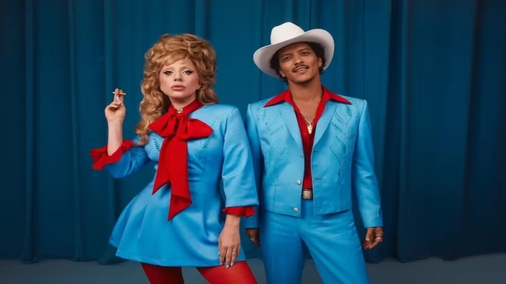 Bruno Mars e Lady Gaga chegam ao 1º lugar da parada dos EUA com "Die With A Smile"