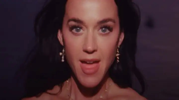 Novo clipe de Katy Perry enfrenta investigação por possíveis ilegalidades ambientais na Espanha