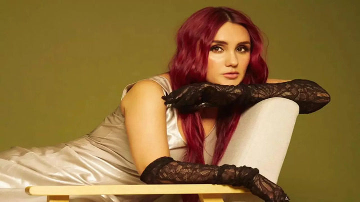 Dulce María anuncia retorno à carreira solo com novo single