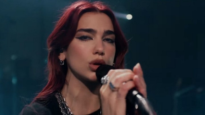 Dua Lipa faz apresentação na Times Square em Nova Iorque. Veja!