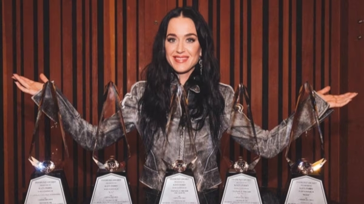 Katy Perry recebe seu sexto disco de diamante em singles com "E.T."