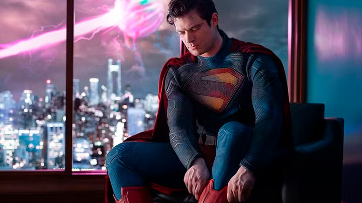 David Corenswet é Clark Kent nerd em nova foto do set de Superman