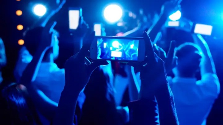 Eventos com uso de celular proibido crescem 567% no mundo em 2025 e é aprovado por jovens, aponta Eventbrite
