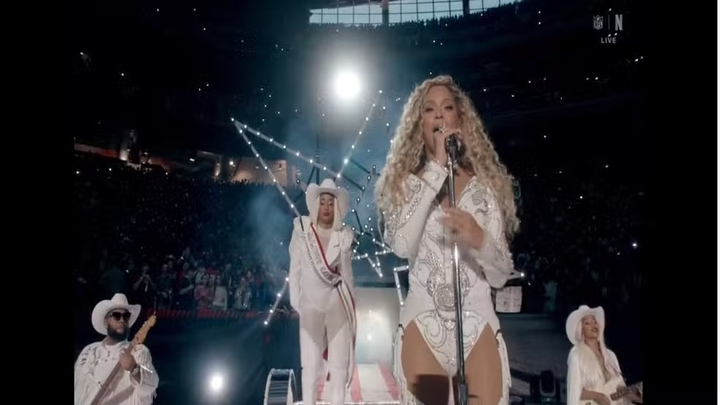 Beyoncé faz apresentação de Natal da NFL; assista ao vídeo